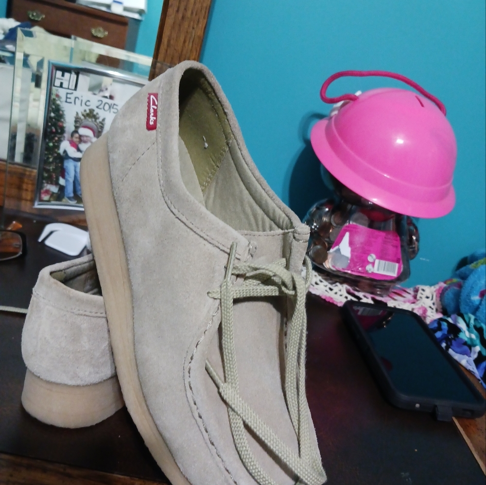 Clarks womans wear a coupe times great conditions zs 7 tan color.